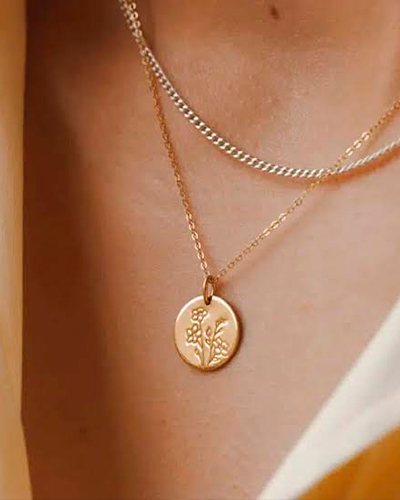 Cadena más colgante de oro